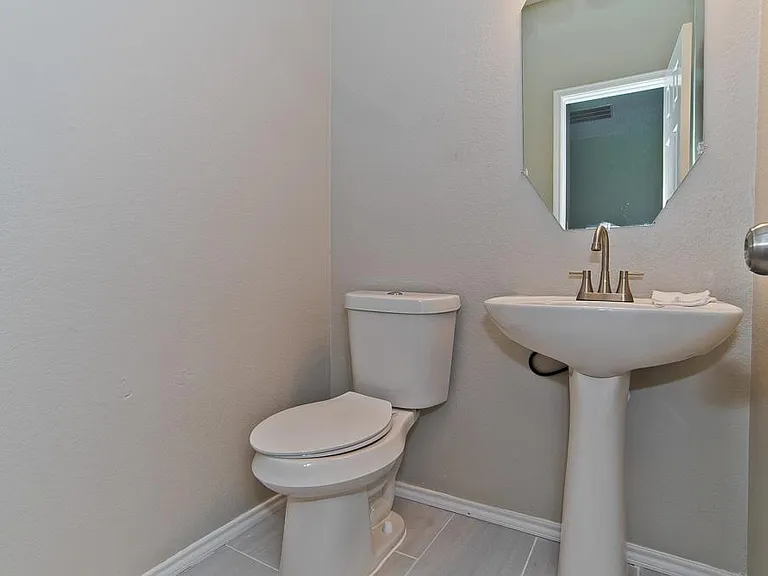Oakwood Cir — Photo 5