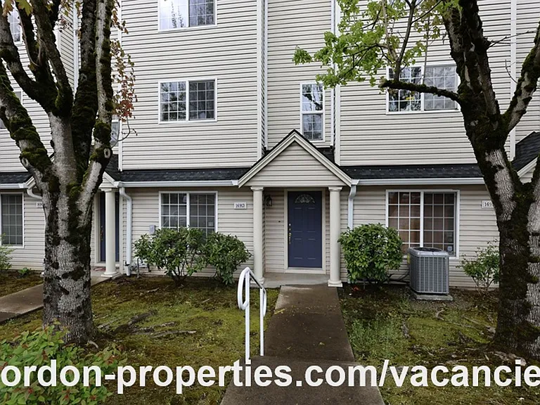 16913 NE Halsey St — Photo 1