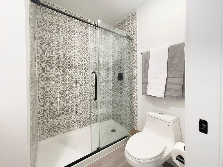 DLUX Lofts - Modern Downtown Studios — Photo 15
