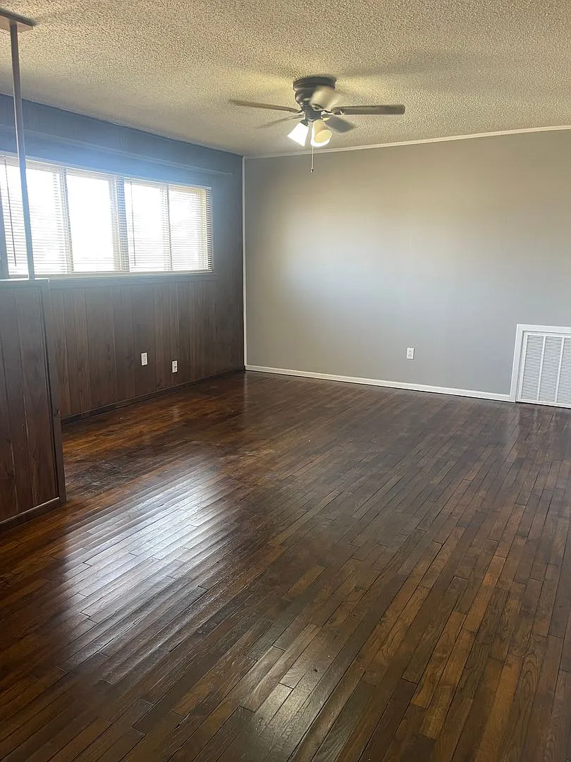 Move in Special! $200 off First Month! Adorable 2 Bedroom with 2 Car Garage Close to Hospitals an... — Photo 4