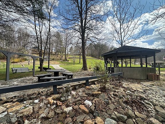 4th image of 584 Cold Springs Ln