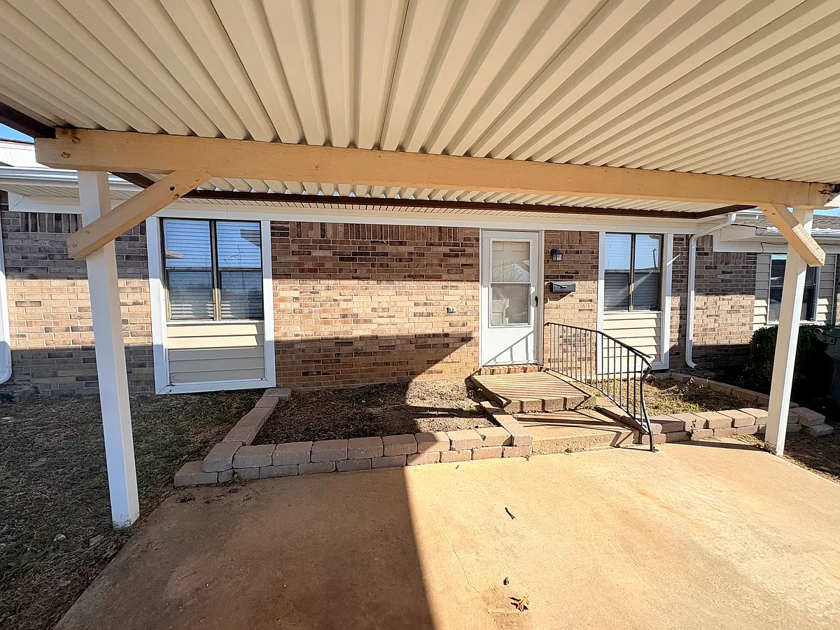 Photo 2 of 17 - 2412 Shenandoah Dr - Ardmore, OK Building Photo - 2412 Shenandoah Dr