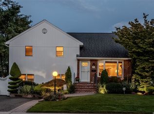 31 Spencer Dr, Bethpage, NY 11714