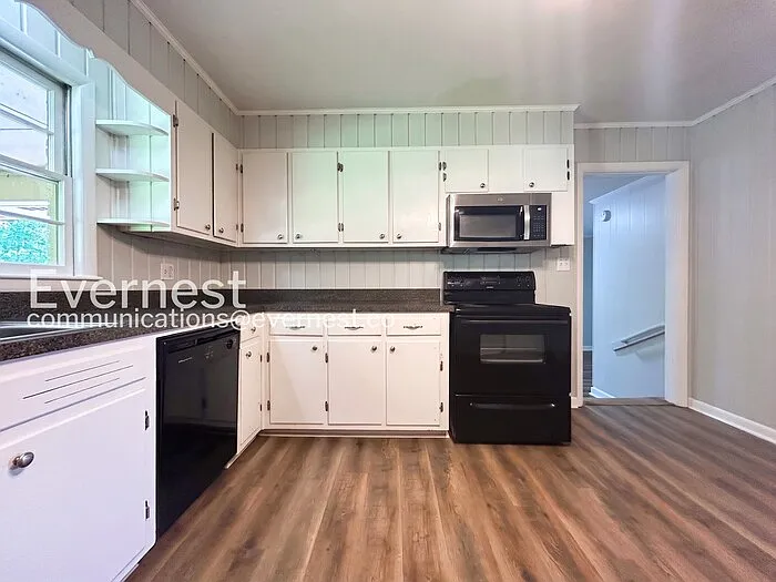 711 Elliott Dr — Photo 4