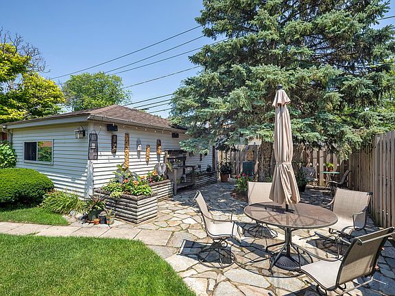 4th image of 229 N Western Ave