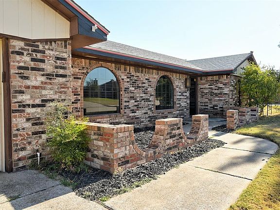 3rd image of 733 Woodlawn Dr