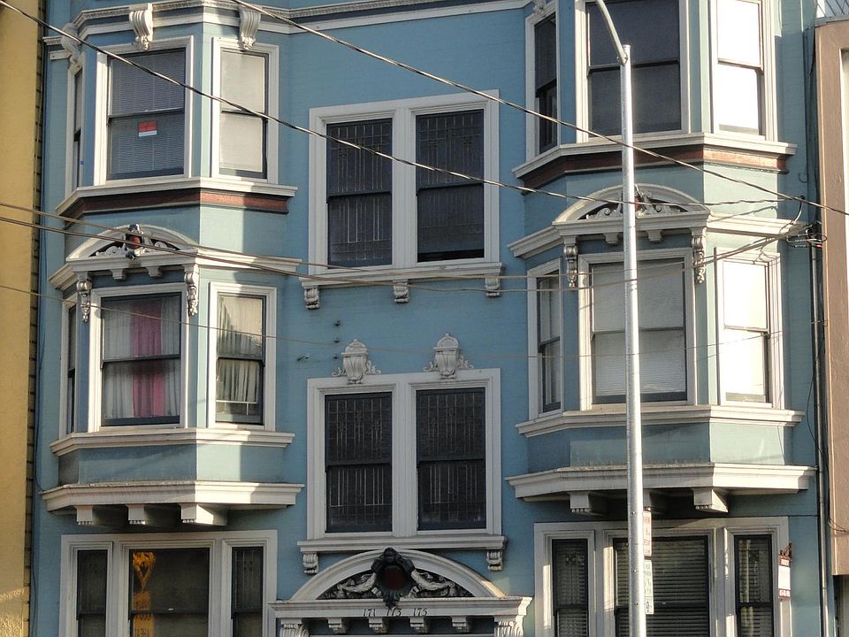 Constructed in 1910, this charming historic building has Victorian accents, large rooms and high ceilings.