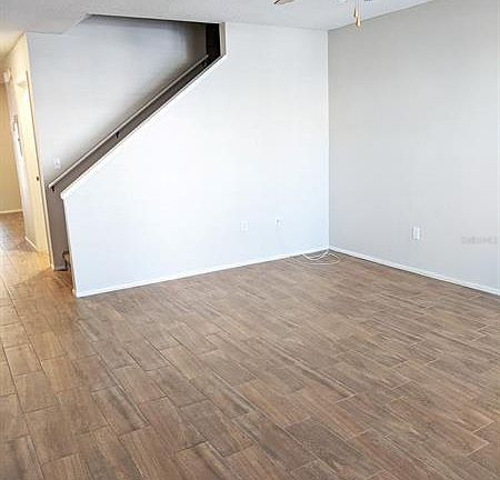 4th image of 555 Kensington Lake Cir