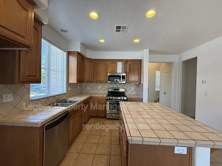 1552 Bailey Dr — Photo 9