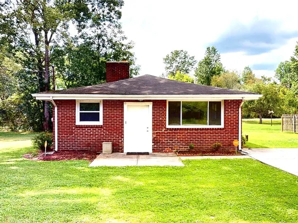 16702 Findlay St, Chagrin Falls, OH 44023