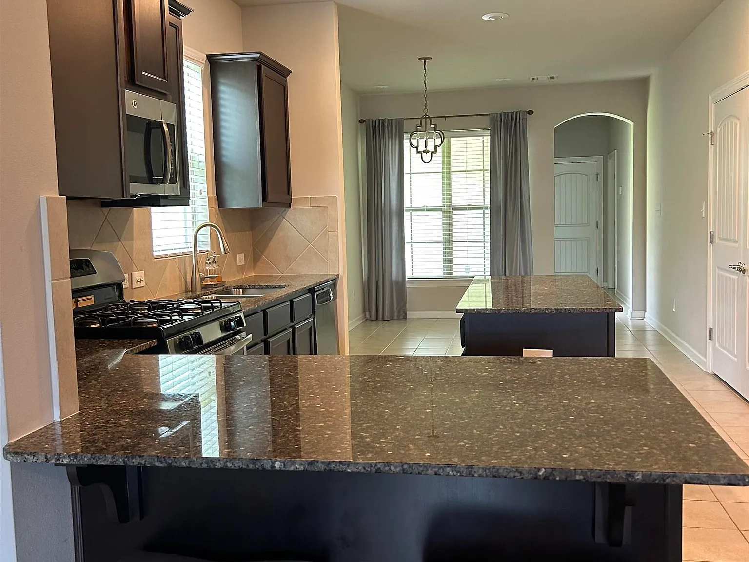 3 bed, 1408 sqft, $2,350 — Photo 4