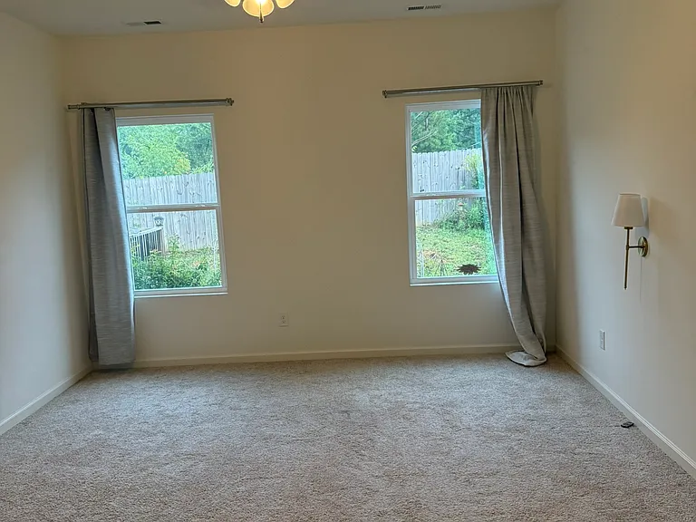 913 Saffron Dr — Photo 5