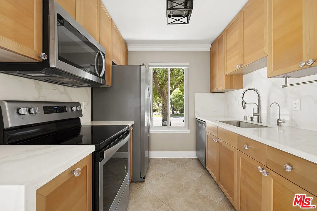 2 bed, 1.0 bath, 826 sqft, $3,150 — Photo 2
