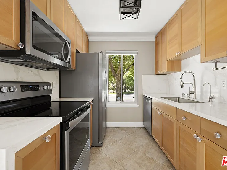 1685 E Avenida De Las Flores — Photo 2