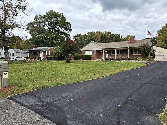 3rd image of 140 Parkway Dr
