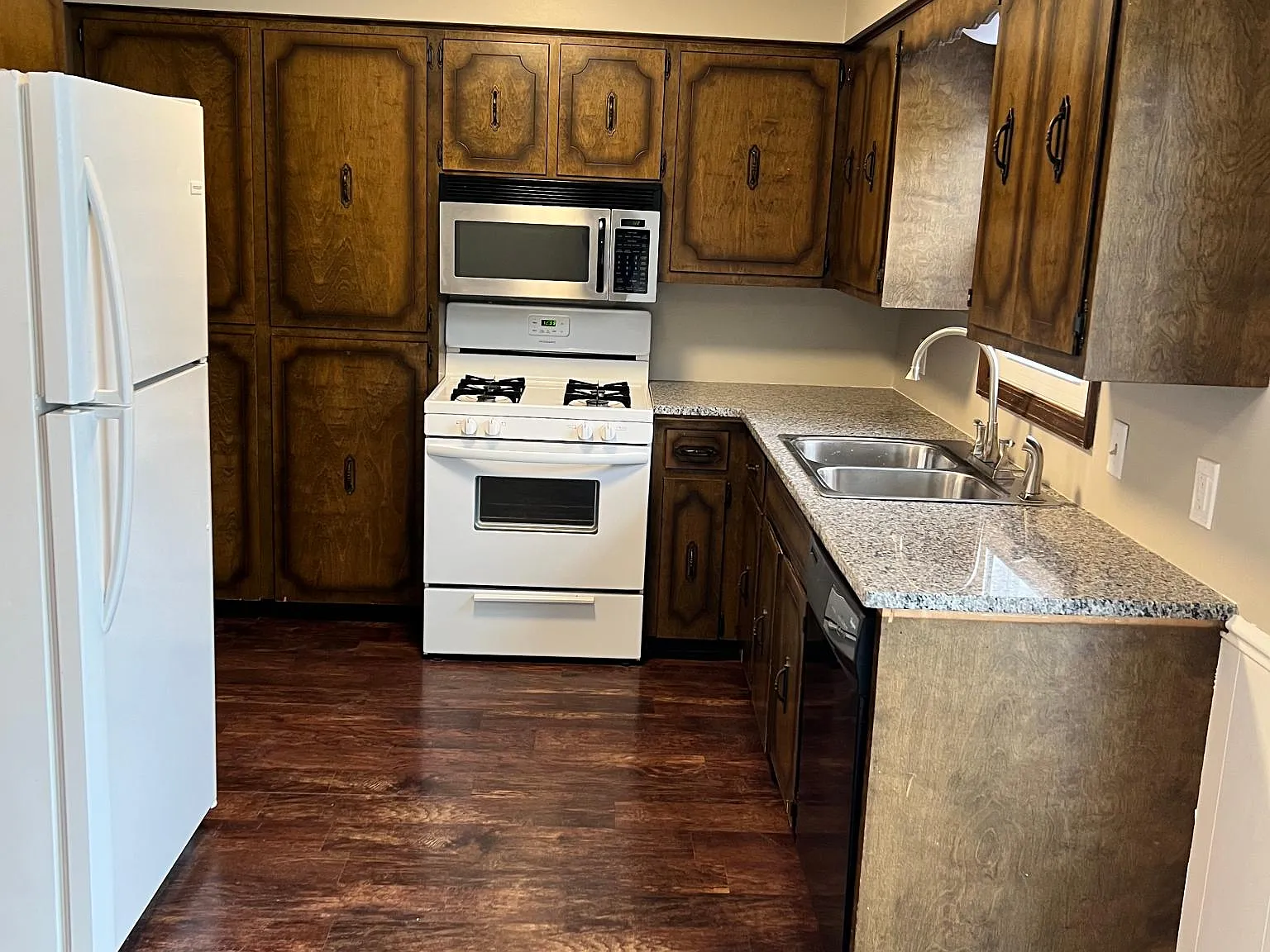 3 bed, 1366 sqft, $1,896 — Photo 2