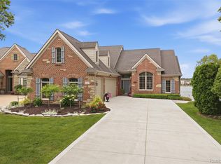 10685 Cliffview Dr, South Lyon, MI 48178