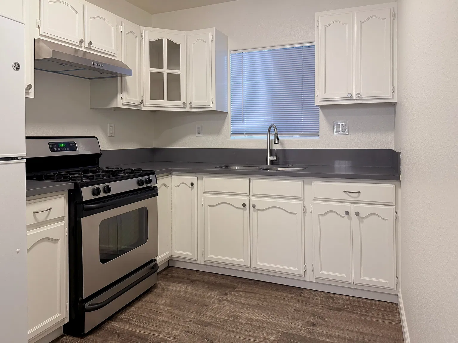 3 bed, 1000 sqft, $3,200 — Photo 3