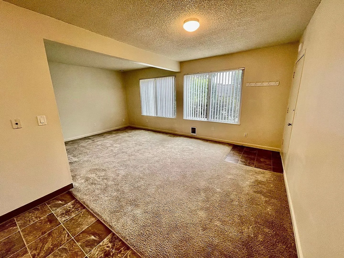 Close-in SE Hawthorne Neighborhood Plex — Photo 2