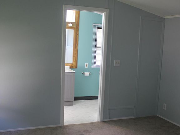 17th image of 576 Jessica St SE