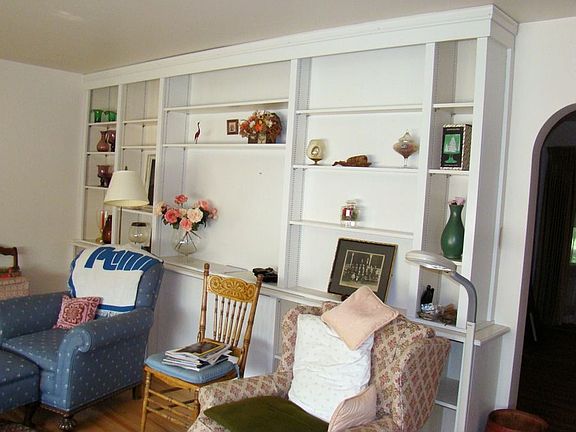 LR built-in shelves