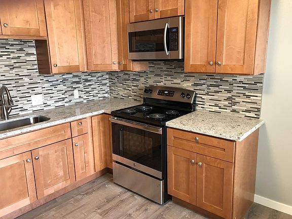 3rd image of 1046 W Iowa Ave Unit 2