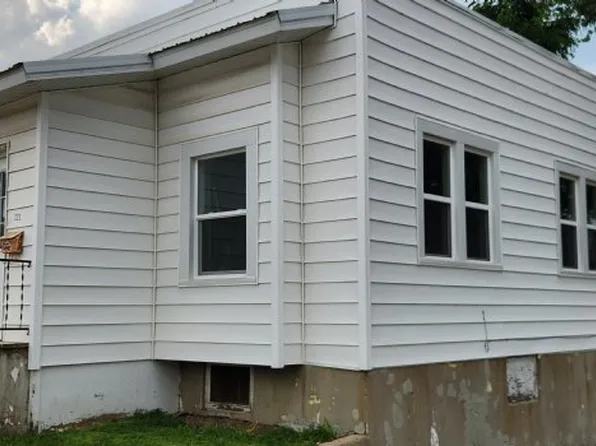 221 8th St, Sheldon, IA 51201