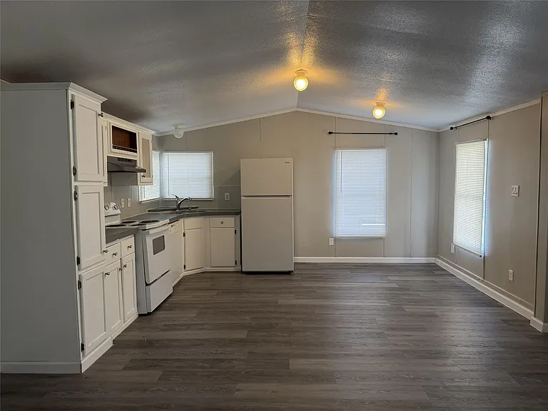 599 S Cochran St — Photo 4