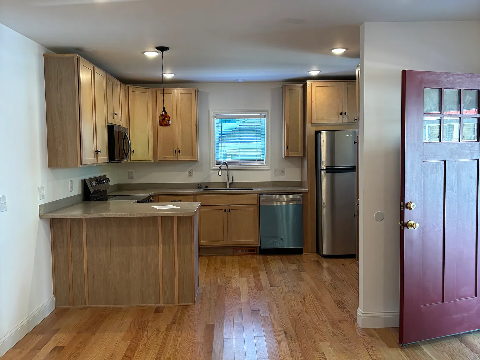 5 bed, 2000 sqft, $6,750 — Photo 2