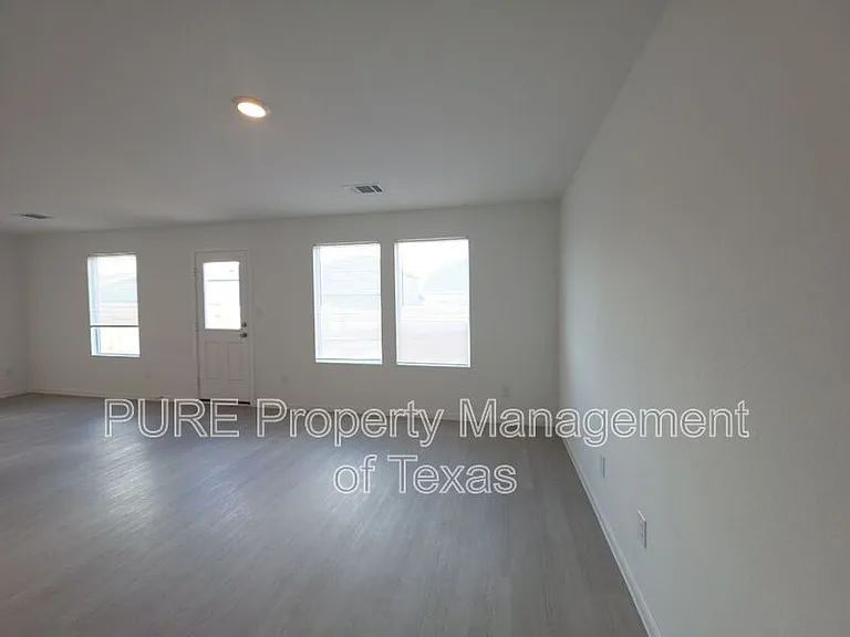313 Stratus Ln — Photo 5