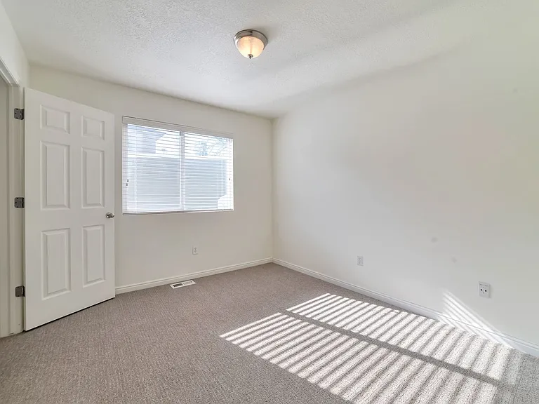 166 N 600 W — Photo 16