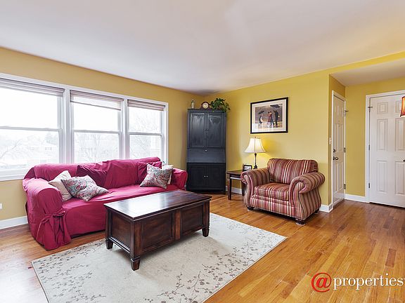 Foyer/Living Room