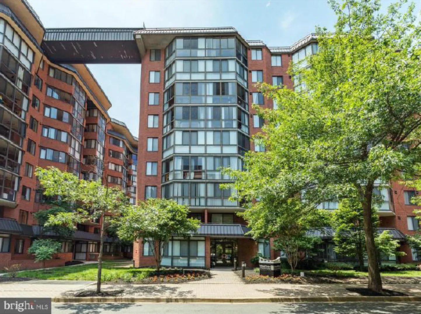 Experience the best of Ballston in this beautifully appointed two bedroom, two bathroom residence... — Photo 1