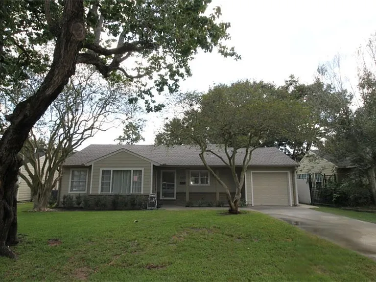 4607 Pine St — Photo 2