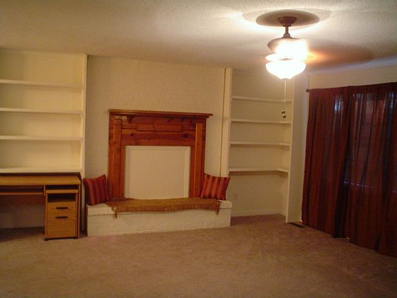 Living Rm w/built ins