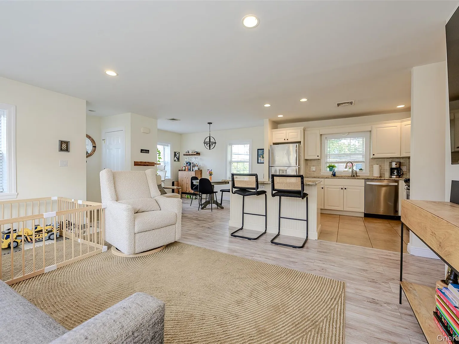 3 bed, 1.5 bath, 2160 sqft, $4,700 — Photo 2