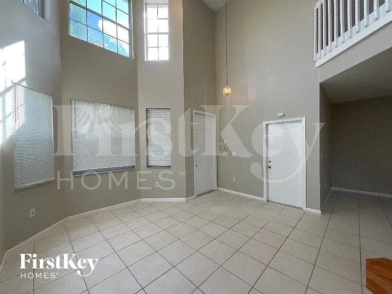 4 bed, 2.0 bath, 2231 sqft, $4,100 — Photo 3