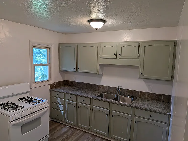 10810 Cambridge Ave — Photo 2