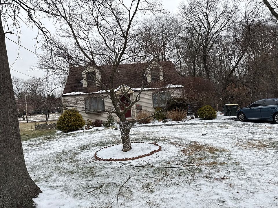 1st image of 307 Surrey Ln