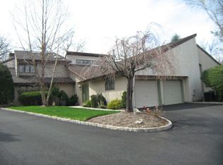 14 Stonegate Dr, Watchung, NJ 07069