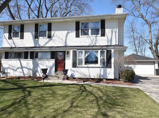 3410 E Oak Creek Dr, Oak Creek, WI 53154