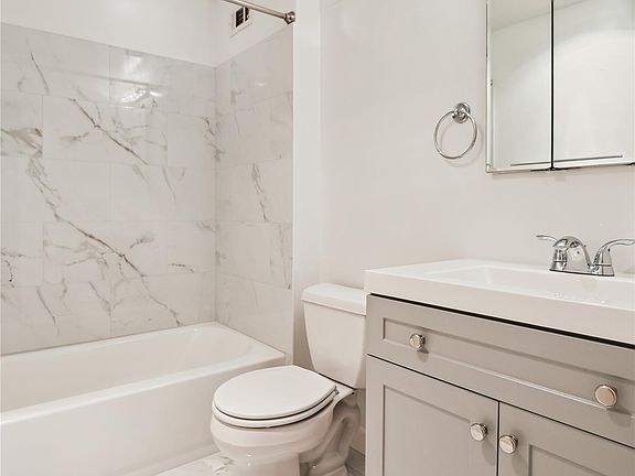 4th image of 5300 Holmes Run Pkwy #Penthouse 08