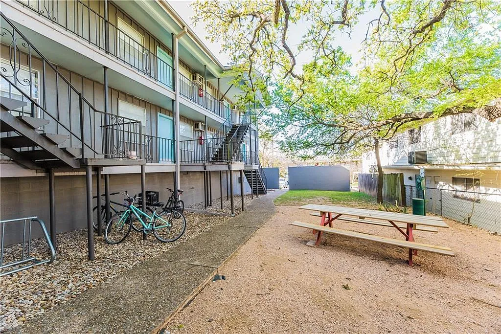 1 bed, 1.0 bath, 438 sqft, $900 — Photo 3