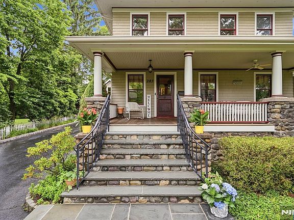 3rd image of 283 Highwood Ave