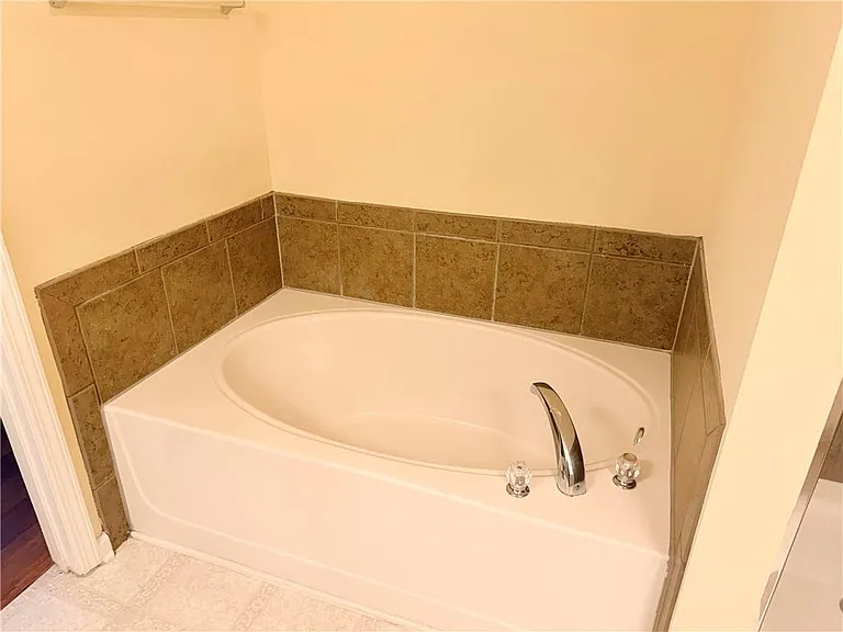 2380 Fairlie Dr — Photo 13