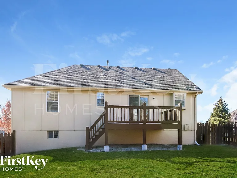 1601 NE Auburn Dr — Photo 15