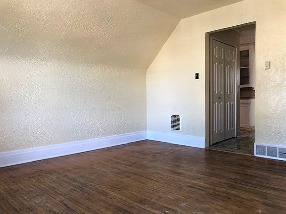 3rd image of 2409 Woodlawn Ave #2