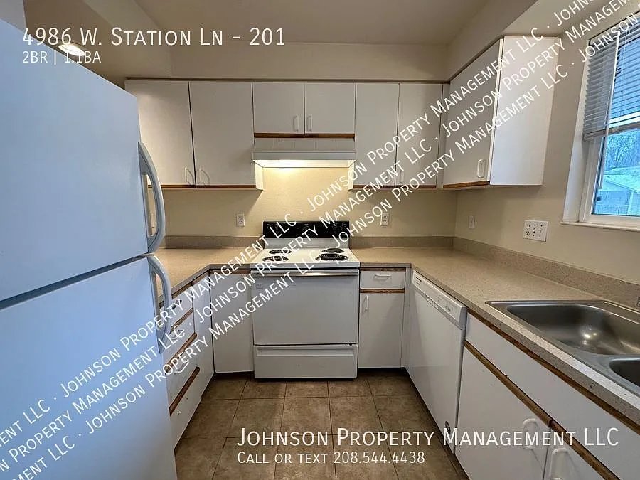 Upstairs 2 bedroom with patio, near Lakeharbor! Quick downtown access. — Photo 2