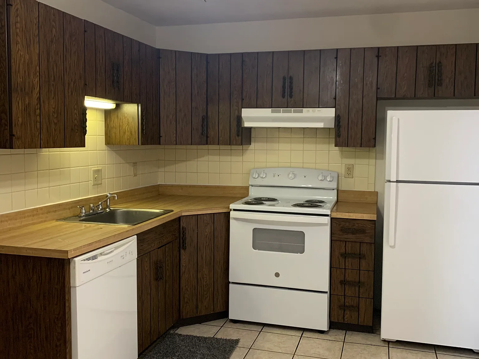 2520 Eastview Dr — Photo 3