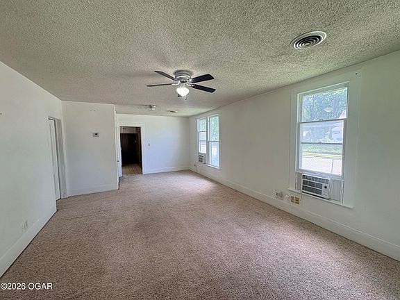 3rd image of 1527 S Moffet Ave